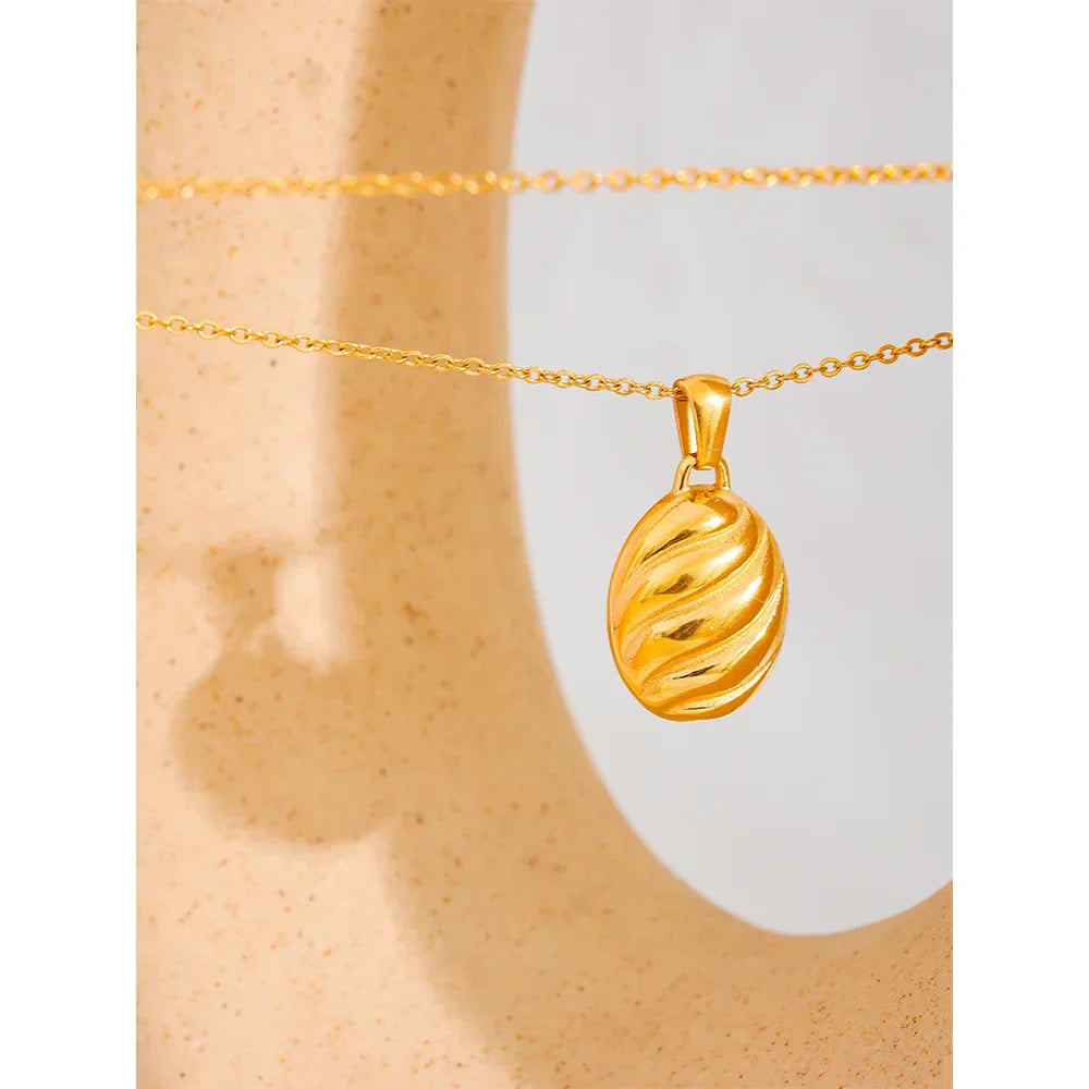 elegant guldhalsband med kedja & ett ägg liknande symbol