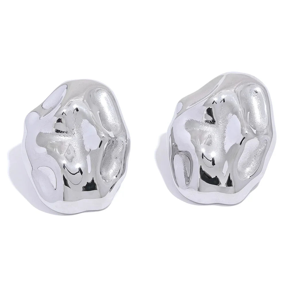 Silverörhängen dam - Örhängen i silver placerad på en vit bakgrund