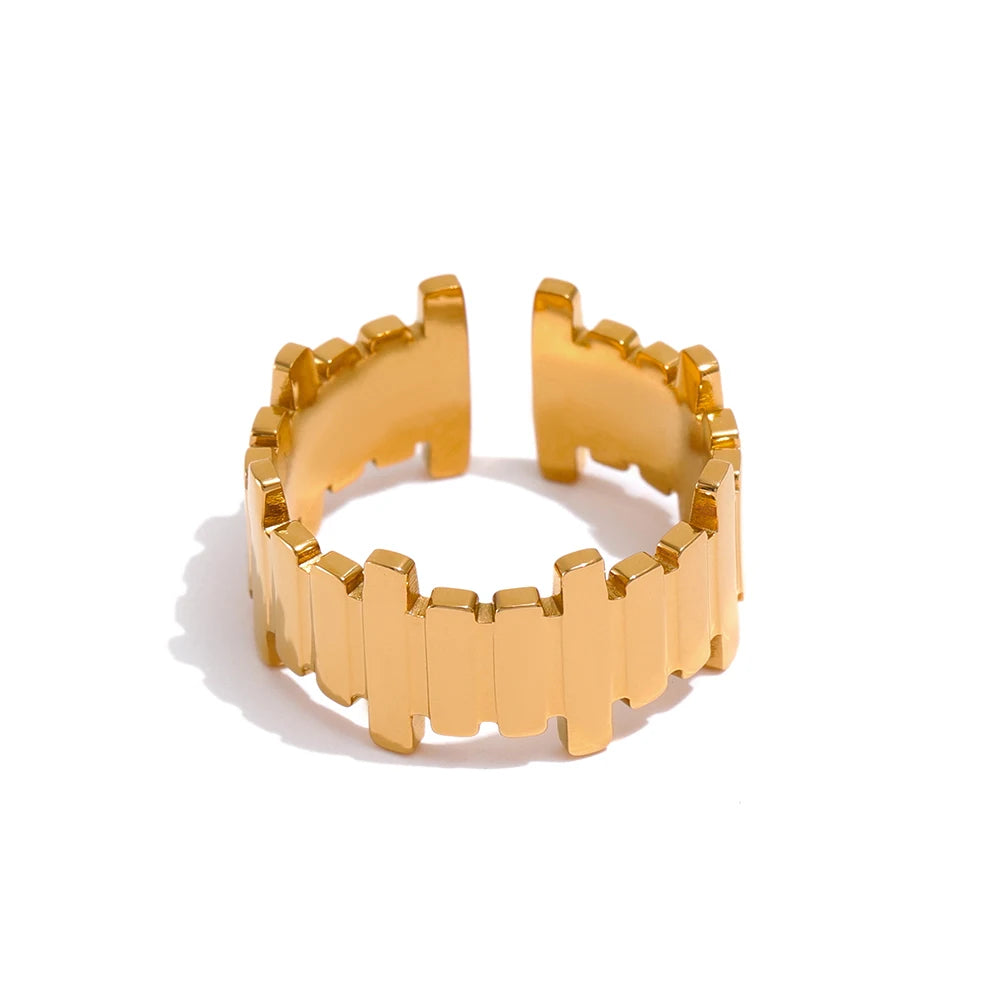 En guld ring med enkel & stilren design tillverkad för kvinnor