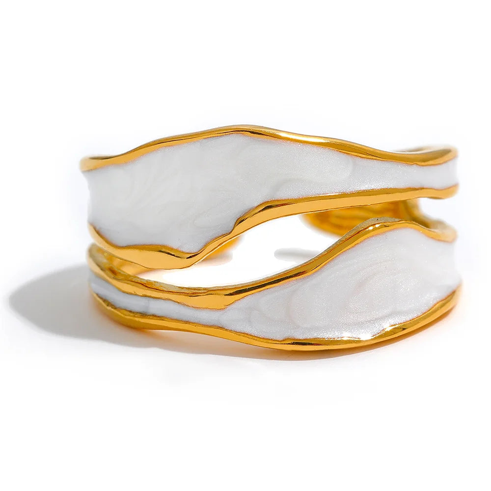 enkel och unik guld ring med vita detaljer och en design på dubbel ring perfekt för sommaren och till vardags eller fest | för damer