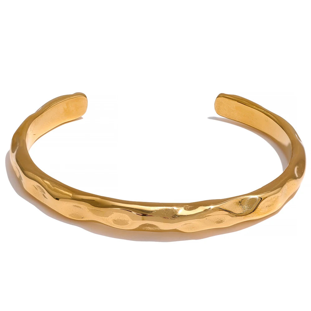 Enkelt och stilrent guld armband med öppning med en form av bucklor som design perfekt för vardag och fest| tillverkat för kvinnor.