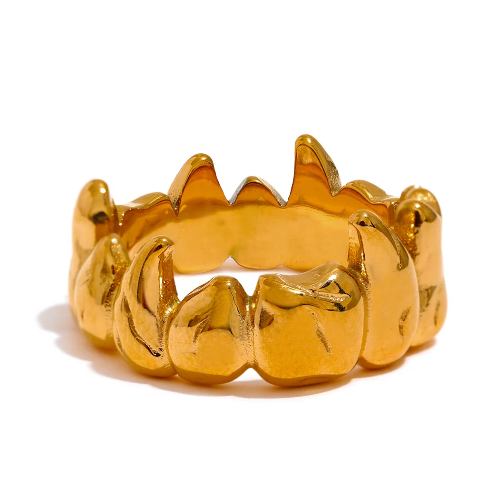 Enkel och stilren guld ring med design av en kunglig krona perfekt till vardags och på fest till sommaren | För damer