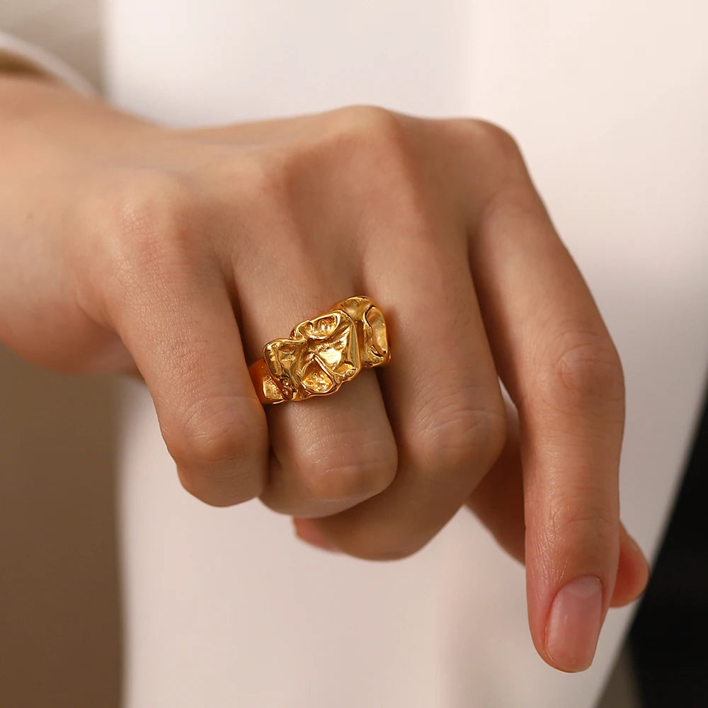 Enkel och unik guld ring med en bucklig design som passar perfekt för fest och till vardag | för damer