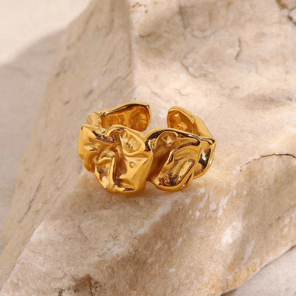 Enkel och unik guld ring med en bucklig design som passar perfekt för fest och till vardag | för damer