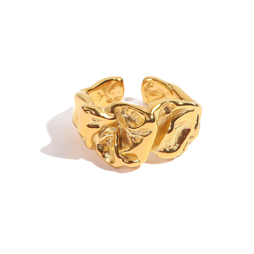Enkel och unik guld ring med en bucklig design som passar perfekt för fest och till vardag | för damer
