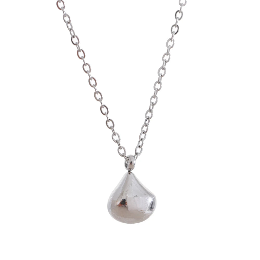 Halsband I silver med en unik, lågmäld droppsymbol placerad mot en vit bakgrund
