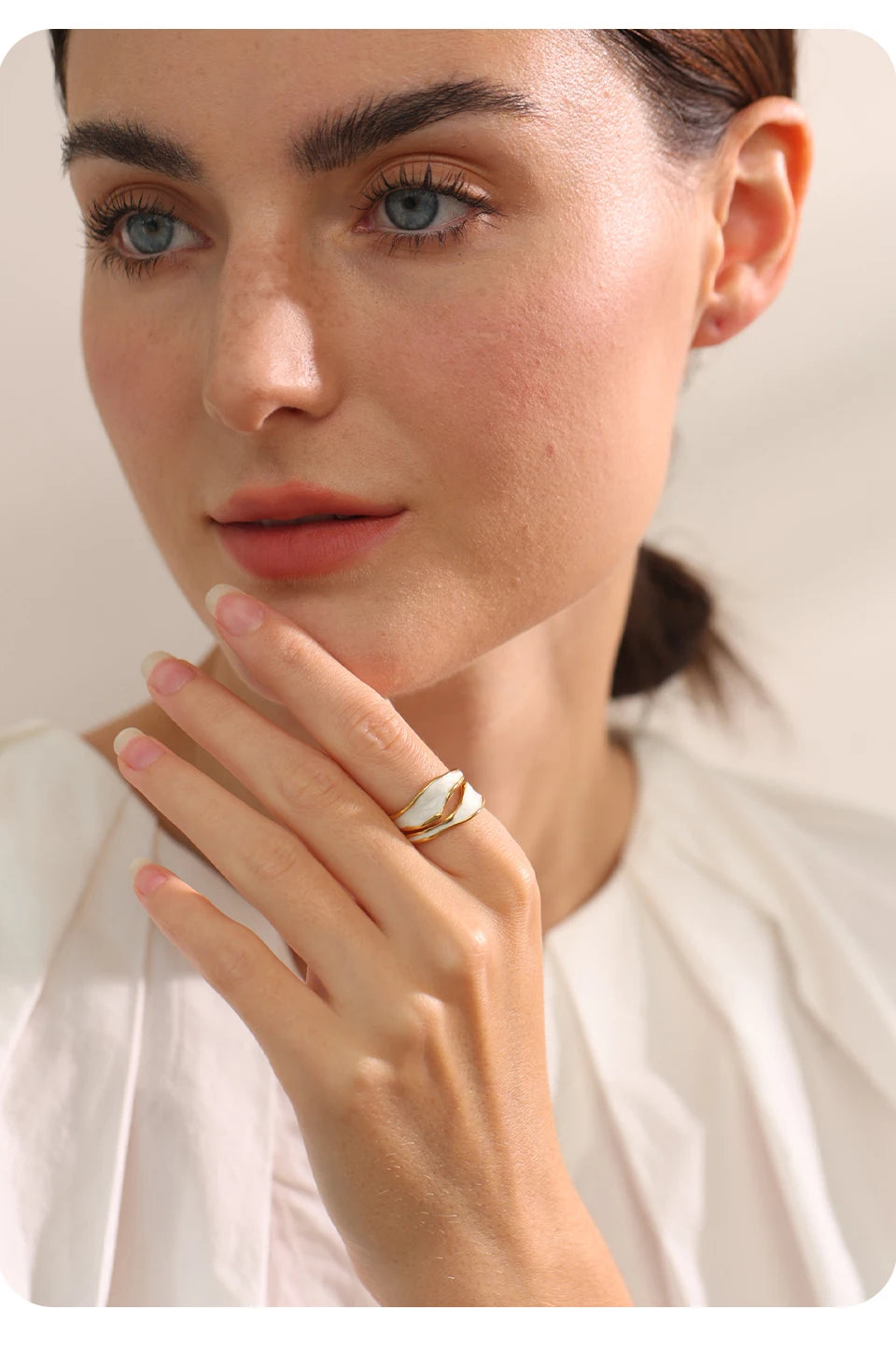 enkel och unik guld ring med vita detaljer och en design på dubbel ring perfekt för sommaren och till vardags eller fest | för damer