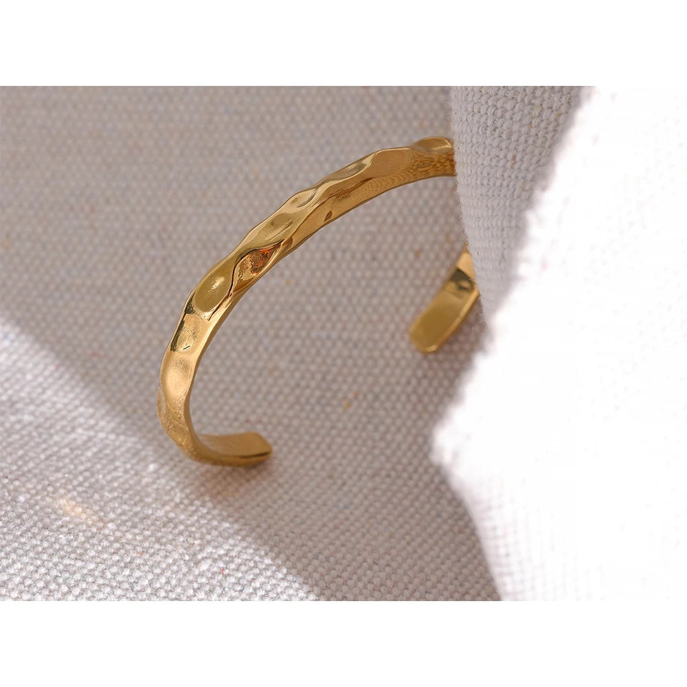 Enkelt och stilrent guld armband med öppning med en form av bucklor som design perfekt för vardag och fest| tillverkat för kvinnor.
