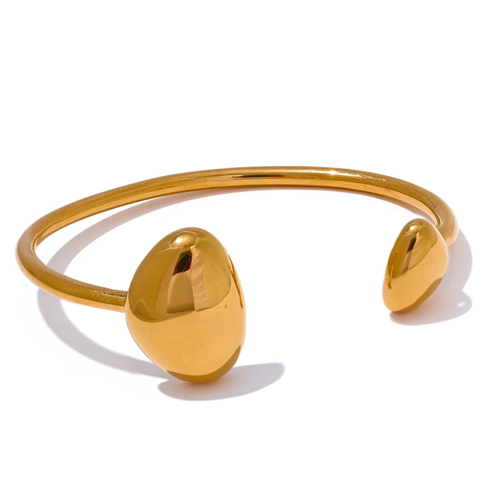 Enkelt och stilrent guld armband med öppning tillverkat för damer