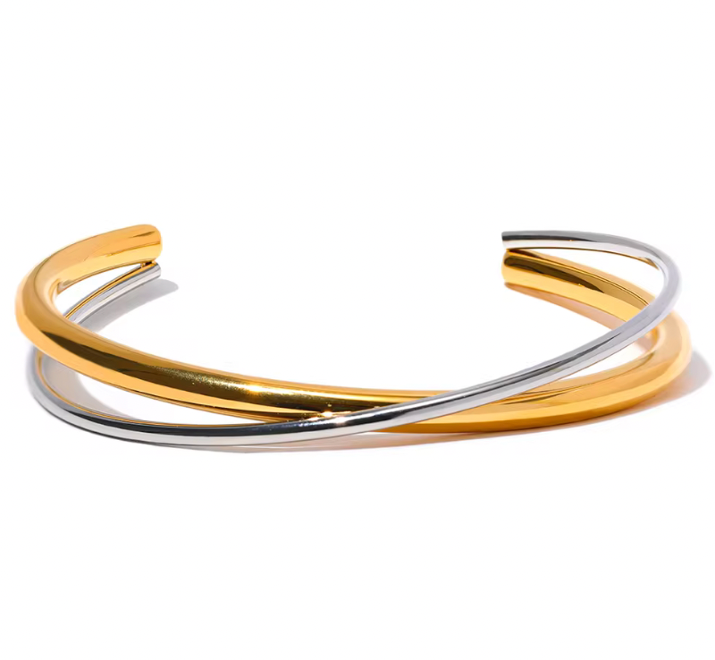 Armband i guld och silver med elegant flätad design, perfekt som stilrent smycke.