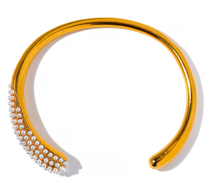 Guldarmband i guld med pärlor, stilren och elegant design för kvinnor, perfekt som tidlös accessoar.