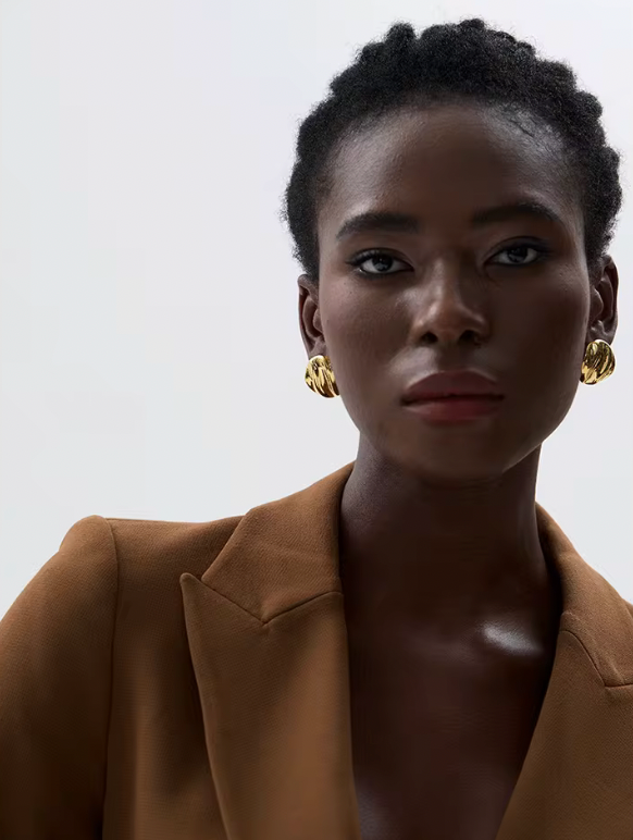 Guldörhängen i elegant och mjuk design för kvinnor, perfekt till fest eller vardag