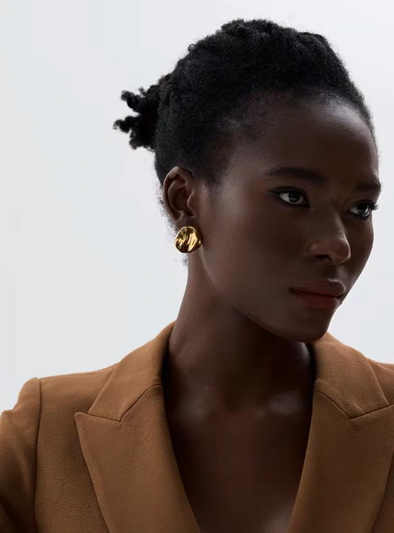Guldörhängen i elegant och mjuk design för kvinnor, perfekt till fest eller vardag