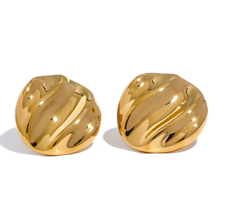 Guldörhängen i elegant och mjuk design för kvinnor, perfekt till fest eller vardag