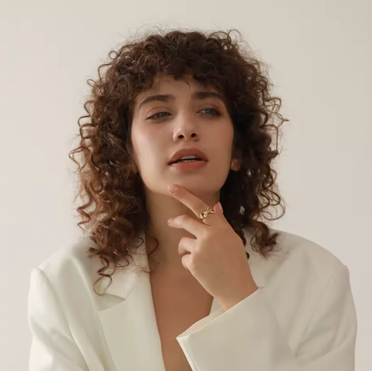 Guldring för dam i en elegant och mjuk design som höjer varje look