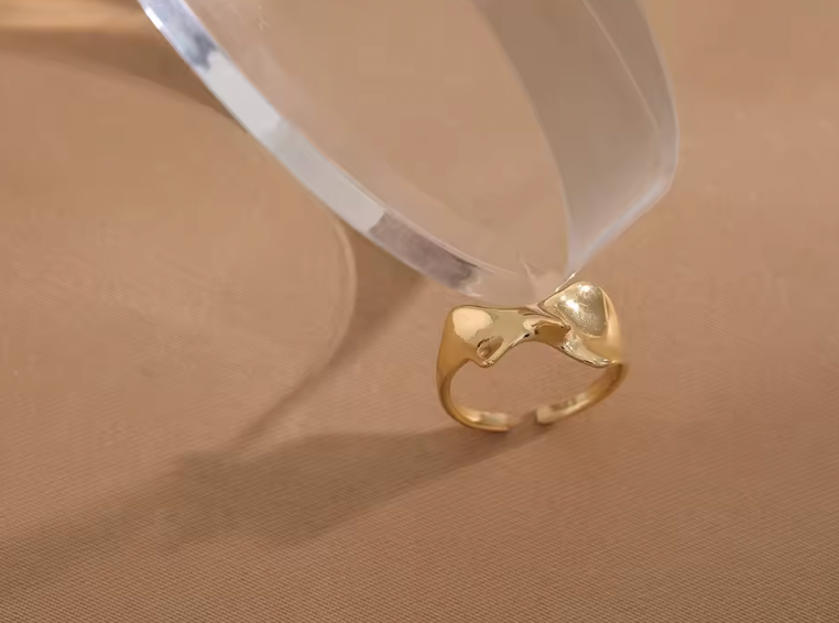 Guldring för dam i en elegant och mjuk design som höjer varje look