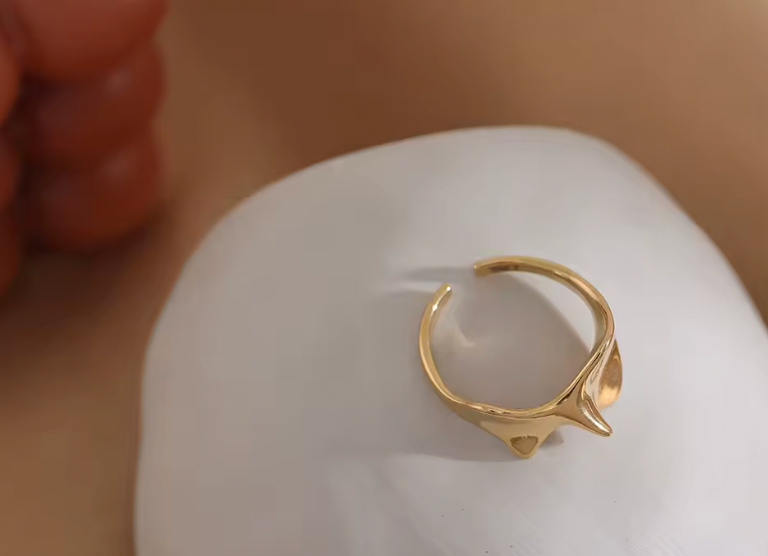 Guldring för dam i en elegant och mjuk design som höjer varje look