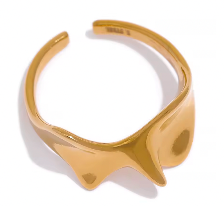 Guldring för dam i en elegant och mjuk design som höjer varje look