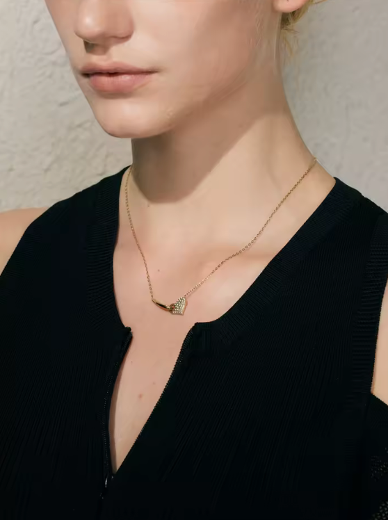 Guld hjärta halsband med diamant | Stilrent och lätt för kvinnor.