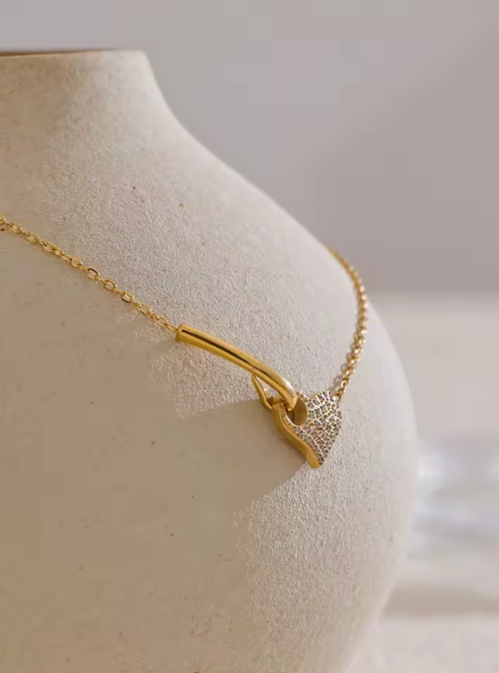 Guld hjärta halsband med diamant | Stilrent och lätt för kvinnor.