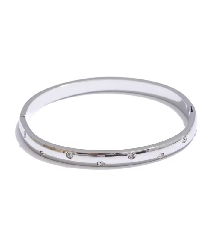 Justerbart silver armband med ädelstenar tillverkat för kvinnor.