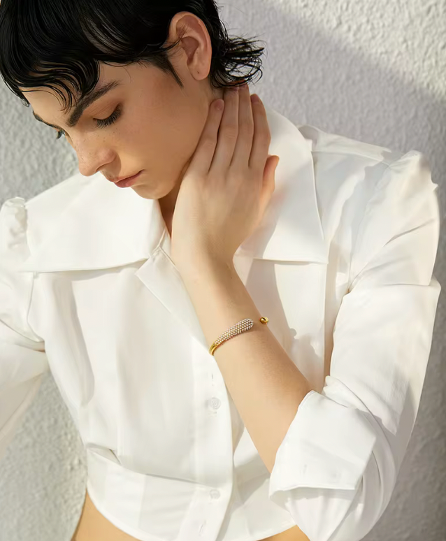 Guldarmband i guld med pärlor, stilren och elegant designat för kvinnor, perfekt som tidlös accessoar