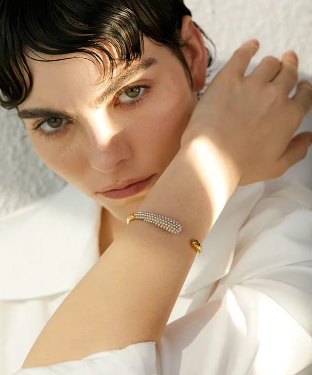 Guldarmband i guld med pärlor, stilren och elegant designat för kvinnor, perfekt som tidlös accessoar