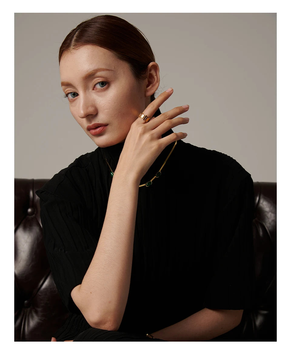 En guld ring med enkel & stilren design tillverkad för kvinnor
