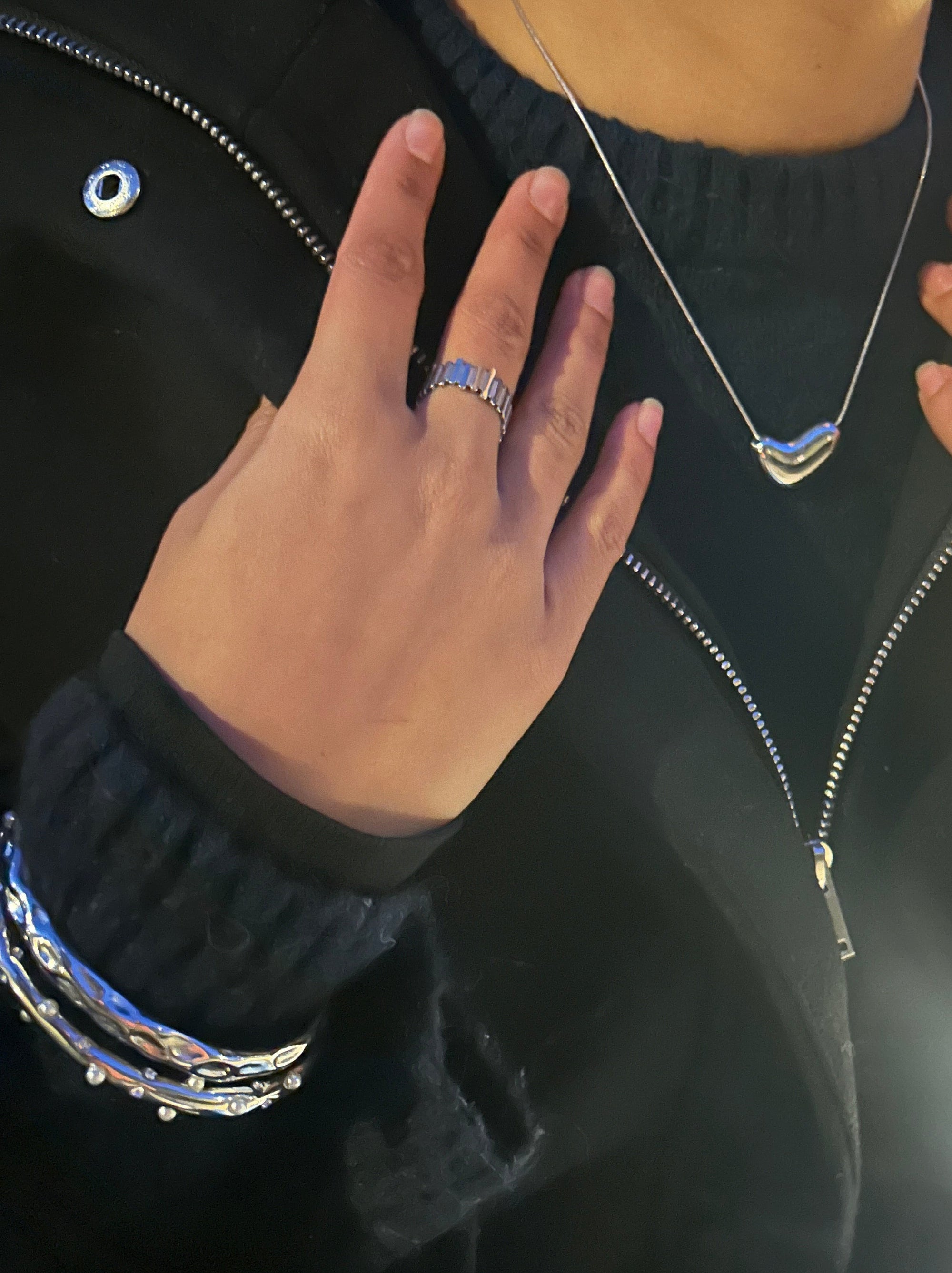 silverhalsband silver placerat på en mänsklig hals